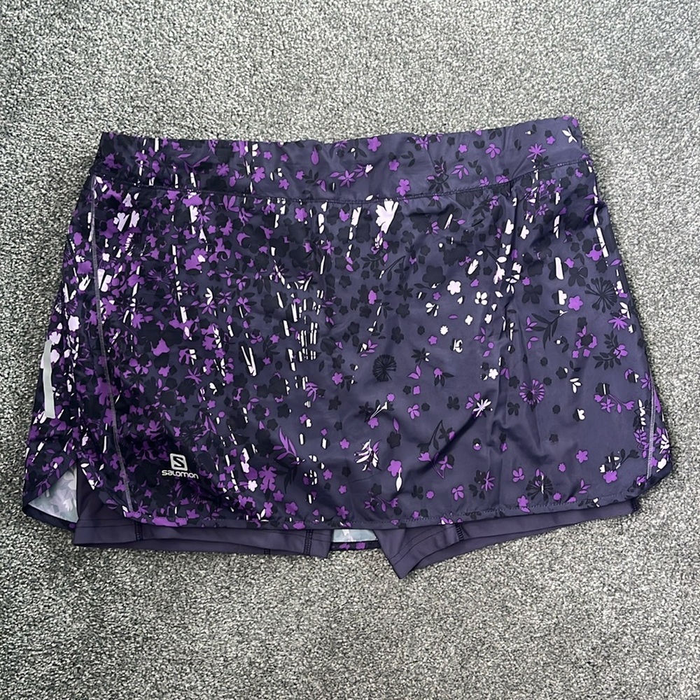 SALOMON golf running skort in graphic floral purple print. Womens L Large